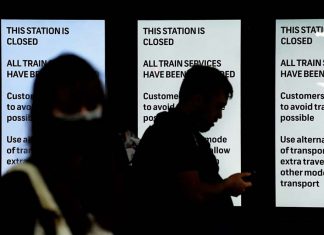 NSW, 줄 파업예고 Commuters at the entrance to Central Station stand in front of notices stating the station is closed and all train services have been suspended.CREDITKATE GERAGHTY