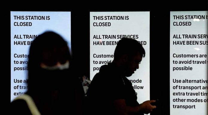 NSW, 줄 파업예고 Commuters at the entrance to Central Station stand in front of notices stating the station is closed and all train services have been suspended.CREDITKATE GERAGHTY