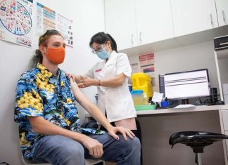 호주 오미크론 안정세 Health worker and student Max Eberle receives a booster vaccination in Parramatta on Thursday.CREDITCOLE BENNETTS