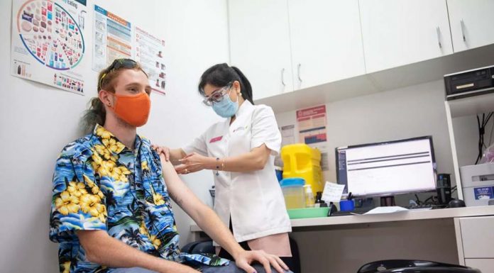 호주 오미크론 안정세 Health worker and student Max Eberle receives a booster vaccination in Parramatta on Thursday.CREDITCOLE BENNETTS