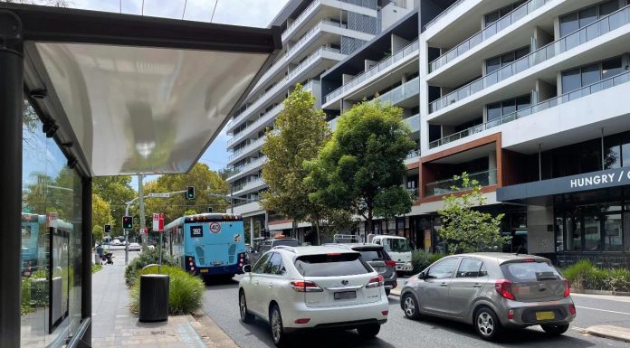 시드니 CBD에서 10대 소년, 동성애 남성 향한 혐오 범죄 It's alleged a man waiting at this bus stop in Waterloo was hit with eggs in the eye and chest. (ABC News Mark Reddie)