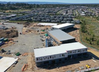 시드니 서부지역 지어진지 2년된 학교, 벌써 인원 초과 Jordan Springs Public School near Penrith opened in 2020 with space for up to 600 students and this year is expected to have more than 900.