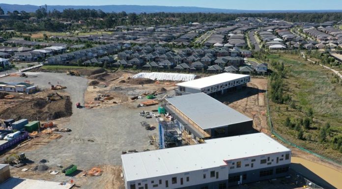 시드니 서부지역 지어진지 2년된 학교, 벌써 인원 초과 Jordan Springs Public School near Penrith opened in 2020 with space for up to 600 students and this year is expected to have more than 900.
