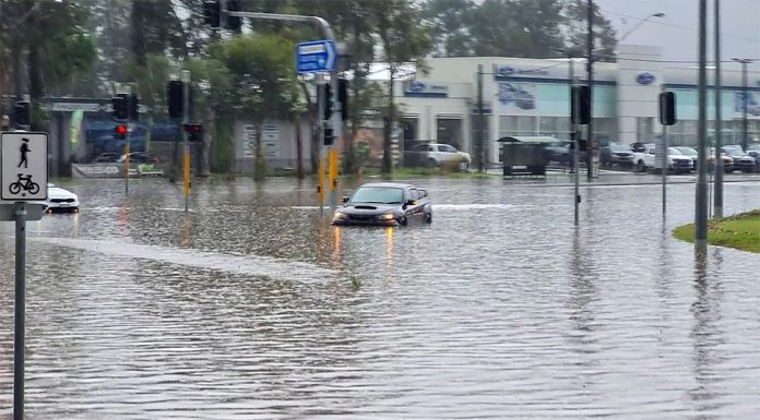 시드니 잦은 홍수로 파괴되는 거리 Motorists are being told to avoid the area, especially with more wild weather on the way. (Central Coast Incident AlertsTodd Wollins)