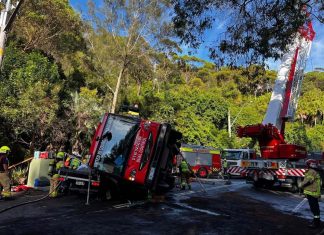 시드니 북부 해변에서 쓰레기 트럭 전복 사고 Police have launched an investigation after a tradie was flown to hospital after he spent almost three hours trapped underneath a garbage truck in Sydney’s northern beaches. Picture NSW Ambulance