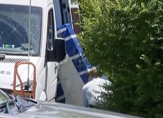 NSW 지역 주택 냉동실에서 신생아 시신 발견 Police have removed the freezer from the Corowa home. Picture Ten News