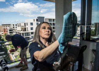 시드니 홈클리닝 인력난 Susan and Mark Inwood are franchisees of Houseproud Cleaning for Penrith, Richmond and Windsor.CREDITSTEVEN SIEWERT