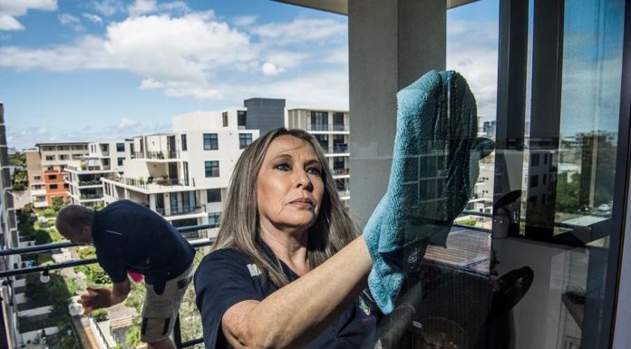 시드니 홈클리닝 인력난 Susan and Mark Inwood are franchisees of Houseproud Cleaning for Penrith, Richmond and Windsor.CREDITSTEVEN SIEWERT