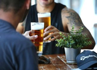 NSW 수천 개의 호스피탈리티 강좌 무료제공 The NSW government says the measure will ease the strain on the hospitality sector.(ABC News James Carmody)