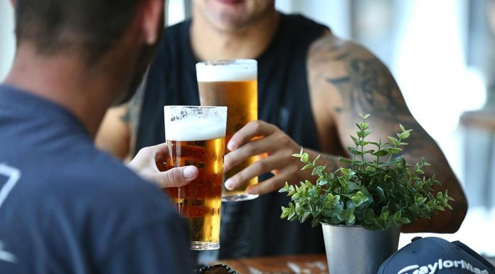 NSW 수천 개의 호스피탈리티 강좌 무료제공 The NSW government says the measure will ease the strain on the hospitality sector.(ABC News James Carmody)