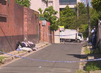 시드니 레드펀(Redfern) 남성 시신 2구 발견 The bodies of two men were found at a unit on Cleveland Street on Saturday night. (9News)