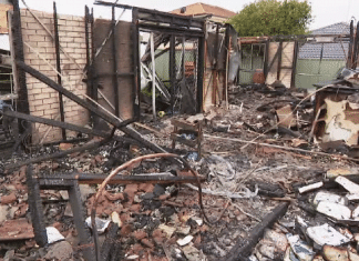 시드니 서부, 번개로 주택 화재 The home couldn't be saved. (9News)