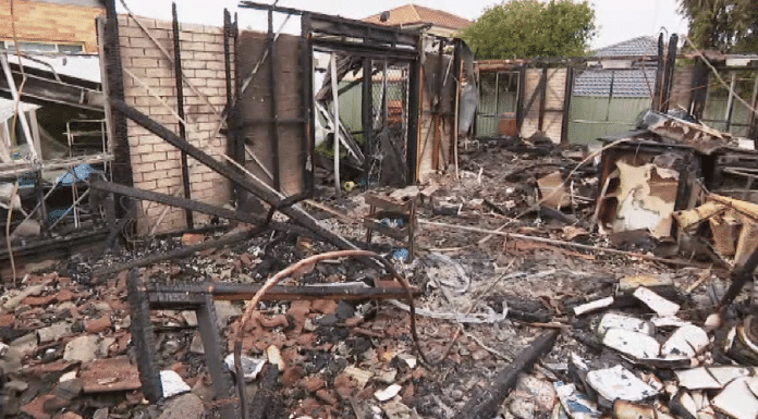 시드니 서부, 번개로 주택 화재 The home couldn't be saved. (9News)