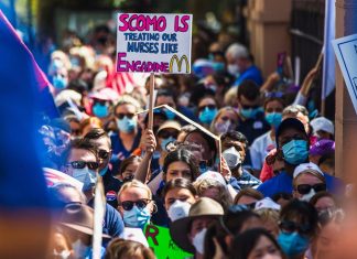 시드니 구급대원및 간호사, 조산사 파업 Thousands of nurses have marched to Parliament House in Sydney.(ABC News Tim Swanston)