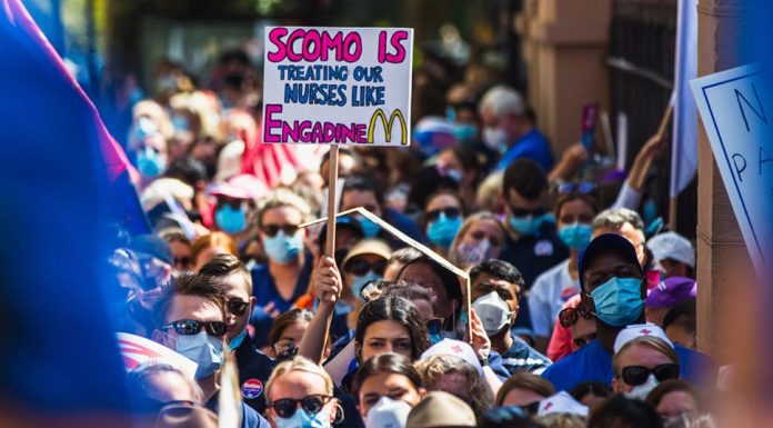 시드니 구급대원및 간호사, 조산사 파업 Thousands of nurses have marched to Parliament House in Sydney.(ABC News Tim Swanston)
