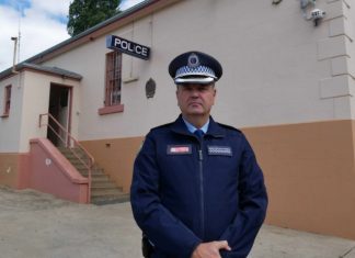 스노이 마운틴 헬리콥터 추락 Acting Superintendent John Klepczarek said emergency services are attending the crash.(ABC South East Breanna Holden)