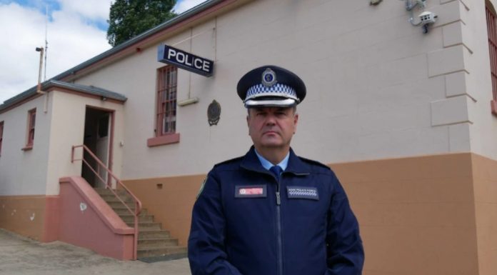 스노이 마운틴 헬리콥터 추락 Acting Superintendent John Klepczarek said emergency services are attending the crash.(ABC South East Breanna Holden)