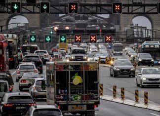 NSW 야당, 운전자 비용, 이보다 높았던 적 없다 비난 Drivers face expensive fees, tolls and petrol. Picture NCA NewsWire Dylan Coker