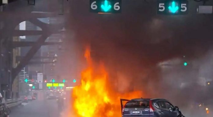 시드니 하버 브리지 차량 추돌사고후 화재 발생 Fire engulfs a vehicle on the Sydney Harbour Bridge on Monday morning.CREDITNINE NEWS