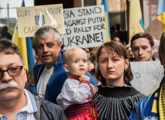 우크라이나를 지지, 시드니에 수백 명이 모여 Hundreds of people gathered in the Sydney CBD on Saturday in support of Ukraine.CREDITSTEVEN SIEWERT