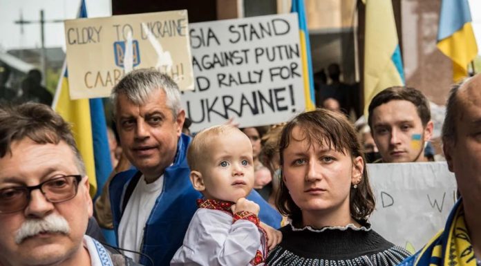 우크라이나를 지지, 시드니에 수백 명이 모여 Hundreds of people gathered in the Sydney CBD on Saturday in support of Ukraine.CREDITSTEVEN SIEWERT