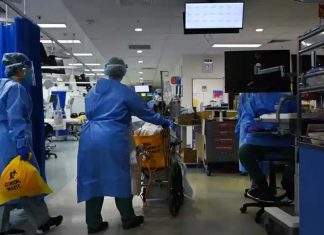 오미크론 하위변종에 제재도입설 ICU staff in Sydney’s St Vincent’s hospital. Photograph Kate GeraghtyThe Sydney Morning