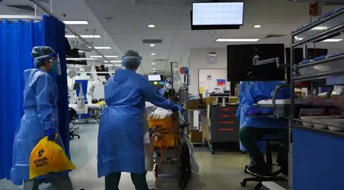 오미크론 하위변종에 제재도입설 ICU staff in Sydney’s St Vincent’s hospital. Photograph Kate GeraghtyThe Sydney Morning