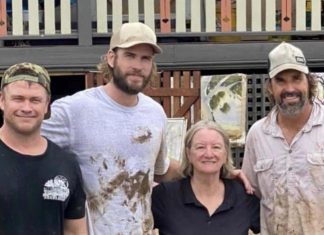 ‘토르’ 크리스 헴스워스(Chris Hemsworth), NSW 홍수 선행 Luke and Liam Hemsworth, brothers of Thor star Chris, were joined by tennis legend Pat Rafter and others in cleaning up a flood-ravaged home in Lismore. Credit News Corp Australia