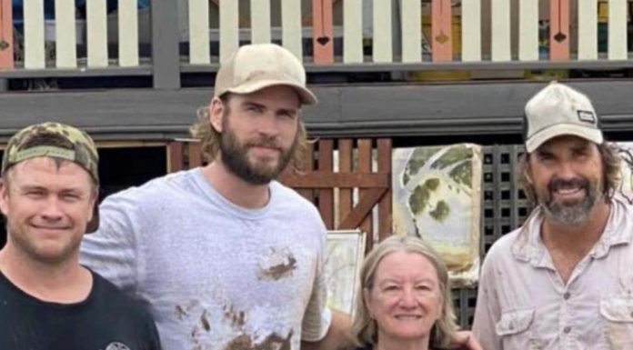 ‘토르’ 크리스 헴스워스(Chris Hemsworth), NSW 홍수 선행 Luke and Liam Hemsworth, brothers of Thor star Chris, were joined by tennis legend Pat Rafter and others in cleaning up a flood-ravaged home in Lismore. Credit News Corp Australia
