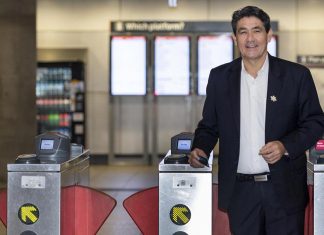 부활절 12일간 : 시드니 대중교통 무료 Member for Parramatta Geoff Lee at the announcement of free fares for over the Easter period. PictureMonique Harmer.