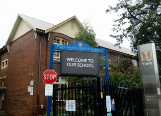 명문 공립학교 쏠림 현상 Parramatta High School rejected hundreds of out-of-area applications last year.CREDITRHETT WYMAN