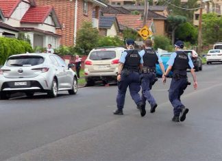 사우스 허스트빌, 음주운전자 주차된 차량 10대 충돌사고 Police attended West Street, South Hurstville, following reports of a multi-vehicle crash. (9News)