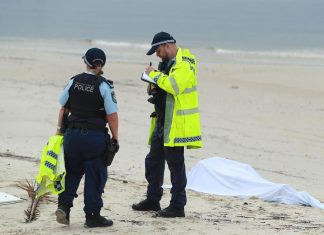 브라이턴 레 샌드(Brighton-Le-Sands) 비치, 신원미상 남성 시신 발견 Police guard a body that was washed up on Lady Robinsons Beach at Brighton Le Sands. Picture John FederThe Daily Telegraph