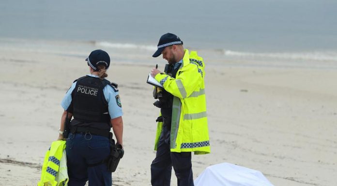 브라이턴 레 샌드(Brighton-Le-Sands) 비치, 신원미상 남성 시신 발견 Police guard a body that was washed up on Lady Robinsons Beach at Brighton Le Sands. Picture John FederThe Daily Telegraph