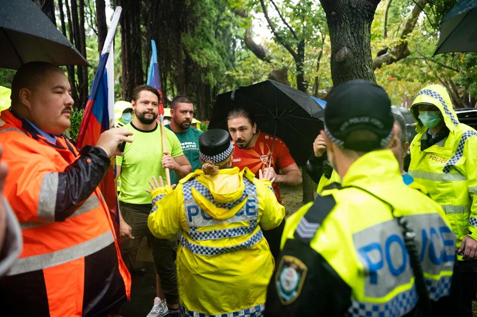 Police had to get involved as pro-Ukraine and pro-Russia demonstrators argued outside the Russian consulate in Woollahra on Saturday.CREDITRHETT WYMAN