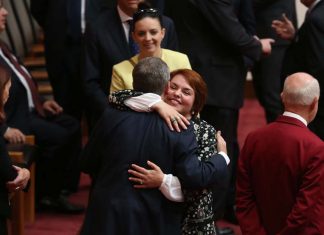 50대 호주 유명 스포츠, 여성 정치인 심장 급사 충격 Senator Kimberley Kitching is embraced by then-opposition leader Bill Shorten after her first speech in the Senate at Parliament House in 2016. CREDIT ANDREW MEARES