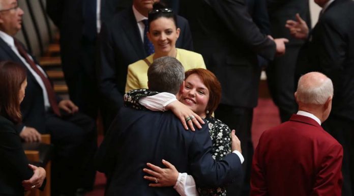 50대 호주 유명 스포츠, 여성 정치인 심장 급사 충격 Senator Kimberley Kitching is embraced by then-opposition leader Bill Shorten after her first speech in the Senate at Parliament House in 2016. CREDIT ANDREW MEARES
