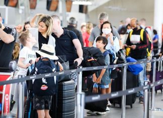 시드니 국내선 공항, 부활절에 많은 대기 줄 예상 Sydney Airport is encouraging domestic travellers to arrive two hours before their departing flight this Easter school holidays in what's expected to be the busiest period for domestic air travel in two years. (Nine)