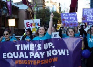 호주 여성들이 여전히 직면하고 있는 큰 문제 The pay gap has barely shifted for decades despite social change and well-meaning governments. Credit AAPThe pay gap has barely shifted for decades despite social change and well-meaning governments. Credit AAP