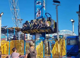 시드니 로얄 이스터쇼, 안전장치 확인 없이 낙하 기구 운행 An onlooker captures the moment a ride at Sydney Royal Easter Show started with a boy's harness not secured. Photograph Facebook