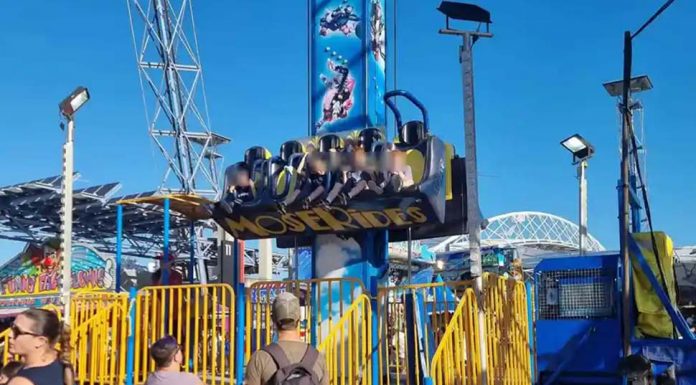 시드니 로얄 이스터쇼, 안전장치 확인 없이 낙하 기구 운행 An onlooker captures the moment a ride at Sydney Royal Easter Show started with a boy's harness not secured. Photograph Facebook