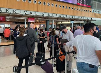 시드니 공항 보안 직원들, 연휴기간동안 $1,000 보너스 Around 72,000 passengers are expected to transit through Sydney Airport, on Good Friday 2022. (ABC News Simon Amery)