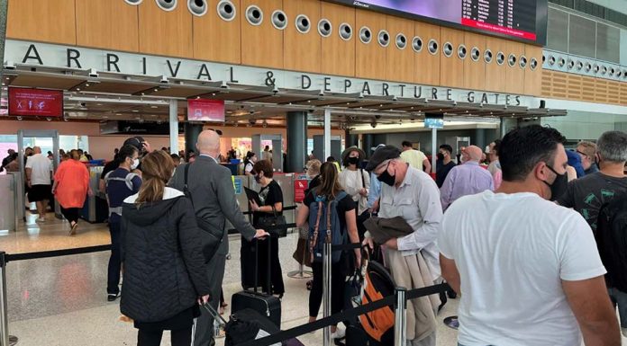 시드니 공항 보안 직원들, 연휴기간동안 $1,000 보너스 Around 72,000 passengers are expected to transit through Sydney Airport, on Good Friday 2022. (ABC News Simon Amery)