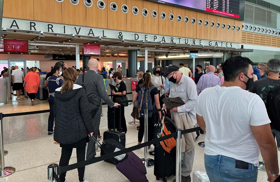 Around 72,000 passengers are expected to transit through Sydney Airport, on Good Friday 2022. (ABC News Simon Amery)