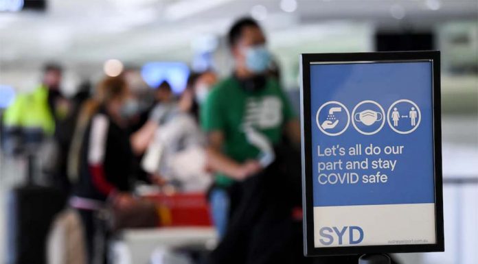 시드니 공항 직원들에 대한 COVID-19 격리 요건 변경 Changes to the public health orders for airport staff were made on Friday.(AAP Bianca De Marchi )