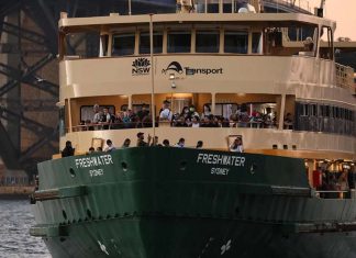 시드니 페리, 정원 초과등으로 혼란 잇따라 Ferries have been full over the Easter weekend. Picture David Swift