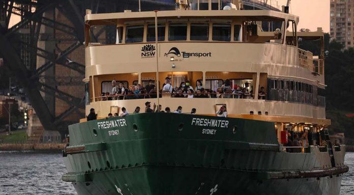 시드니 페리, 정원 초과등으로 혼란 잇따라 Ferries have been full over the Easter weekend. Picture David Swift
