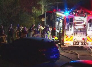 화재로 사망 전까지, 남자는 즐겁게 연주했다. Fire rescues found the body of an unconscious man inside the Ambarvale property. (9News)