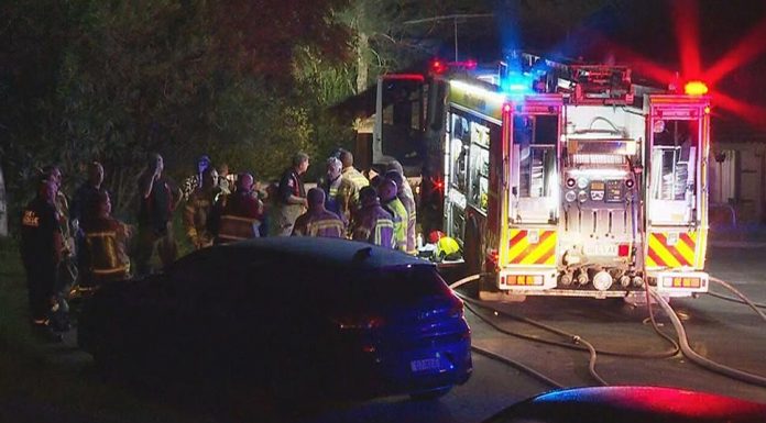 화재로 사망 전까지, 남자는 즐겁게 연주했다. Fire rescues found the body of an unconscious man inside the Ambarvale property. (9News)