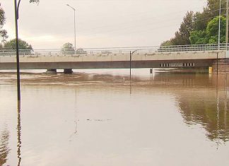 홍수가 마침내 최고조, 여전히 피난 지시는 내려지고 Floodwaters have peaked at the Hawkesbury River near the Windsor Bridge. (9News)